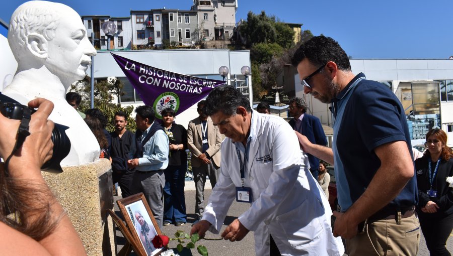 Rinden homenaje a pacientes fallecidos por Covid-19 en Hospital Van Buren de Valparaíso