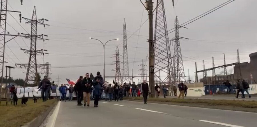 "Defendamos el acero chileno": Trabajadores de siderúrgica Huachipato protestan por el cierre de la empresa
