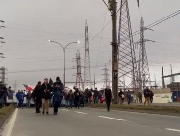 "Defendamos el acero chileno": Trabajadores de siderúrgica Huachipato protestan por el cierre de la empresa
