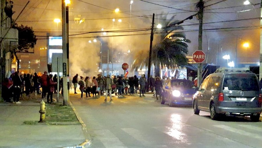 Pobladores que deben desalojar megatoma en San Antonio encendieron barricadas y bloquearon el tránsito al puerto de la ciudad