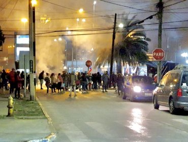 Pobladores que deben desalojar megatoma en San Antonio encendieron barricadas y bloquearon el tránsito al puerto de la ciudad