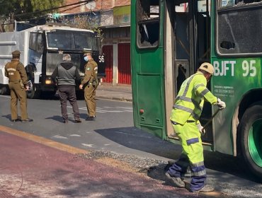 Primeros incidentes del año en liceos emblemáticos de Santiago: encapuchados lanzaron bombas molotov contra Carabineros