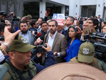 Ministro de Economía fue duramente increpado por trabajadores de Huachipato: debió retirarse con la ayuda de Carabineros