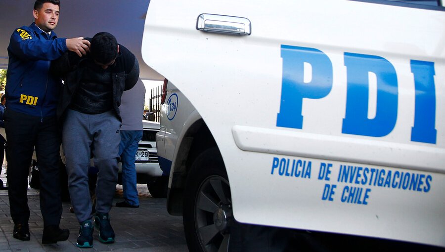 Sujeto es detenido al intentar atropellar a detectives en medio de fiscalización en Viña del Mar