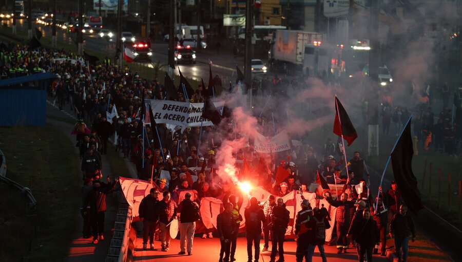 Trabajadores de siderúrgica Huachipato continúan las manifestaciones por su cierre indefinido