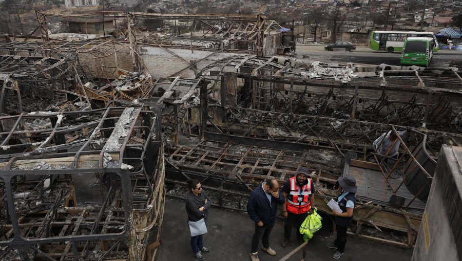 Acuerdan adelantar pagos de la TNE en la región de Valparaíso tras los daños que dejó el megaincendio en buses y conductores