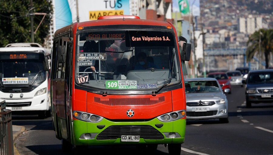 Contraloría desnuda el servicio de micros del Gran Valparaíso: Mil buses no cumplen frecuencias y existen más de 21 mil reportes por excesos de velocidad
