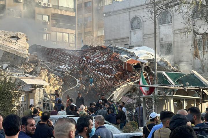 Ataque aéreo atribuido a Israel contra el edificio del consulado de Irán en Siria deja cinco fallecidos