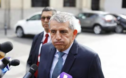 Ministro del Interior de Perú renuncia en medio de la polémica por el «Caso Rolex» que involucra a Dina Boluarte