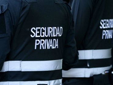 Detienen a dos guardias de seguridad que trabajaban con certificados falsos en céntrico supermercado de Viña del Mar