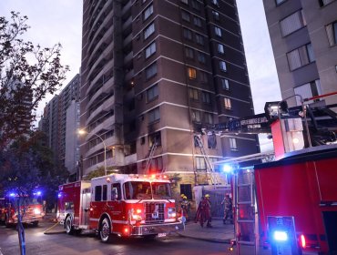 Incendio obligó a evacuar a residentes de edificio en Santiago: tránsito se mantiene suspendido