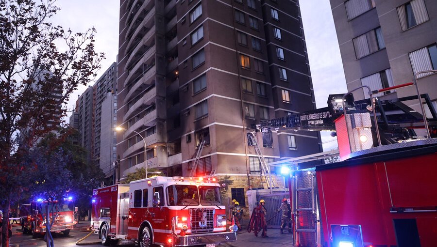 Incendio obligó a evacuar a residentes de edificio en Santiago: tránsito se mantiene suspendido