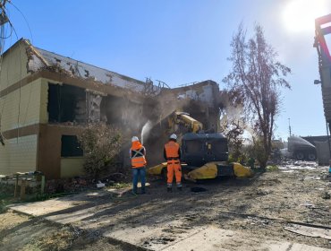 Con tecnología de punta se están demoliendo las casas afectadas por el megaincendio en el sector Costa Sol de Quilpué