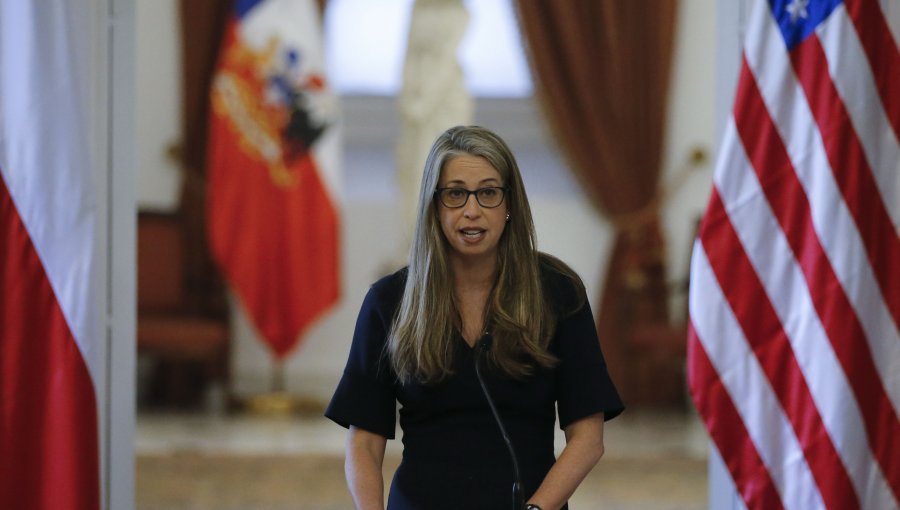 Embajadora de Estados Unidos advierte que Chile "no está exento de salir del programa" Visa Waiver