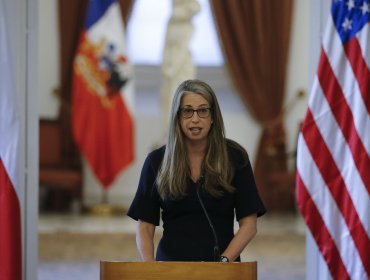 Embajadora de Estados Unidos advierte que Chile "no está exento de salir del programa" Visa Waiver
