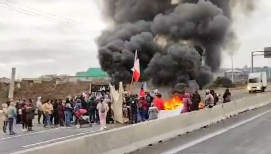Habitantes de megatoma de San Antonio realizan manifestaciones y cortan el tránsito con barricadas en ruta Nuevo Acceso al Puerto
