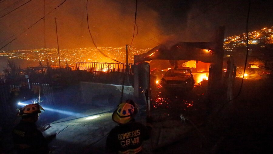 Detienen a sospechoso que habría lanzado bengala en incendio que dejó más de 60 damnificados en cerro Cordillera en Valparaíso