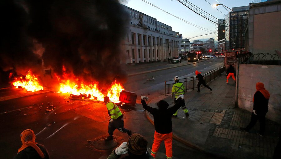 Con barricadas incendiarias dan inicio a paro nacional portuario por incumplimientos del Gobierno