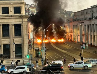 Caótica mañana en Valparaíso: portuarios encienden barricadas y mantienen tránsito vehicular cortado en plan de la ciudad