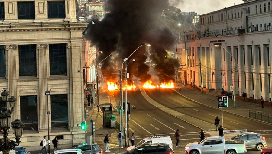 Caótica mañana en Valparaíso: portuarios encienden barricadas y mantienen tránsito vehicular cortado en plan de la ciudad