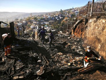 Bengala que originó incendio en Valparaíso habría sido lanzada por dueño de nave menor que tiene acceso a elementos de salvataje