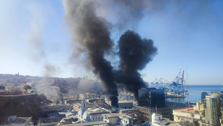 Trabajadores portuarios nuevamente encienden barricadas en el plan de Valparaíso en el marco del paro nacional