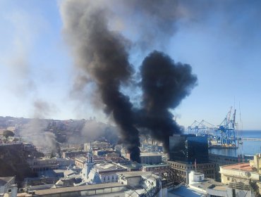 Trabajadores portuarios nuevamente encienden barricadas en el plan de Valparaíso en el marco del paro nacional