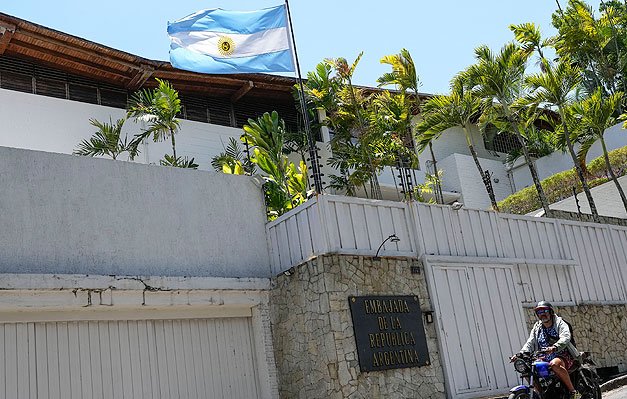 Argentina concedió asilo político a seis opositores venezolanos refugiados en la embajada en Caracas