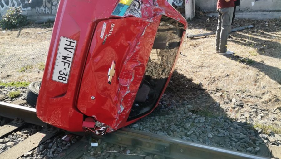 Cinematográfico accidente en Valparaíso: vehículo terminó volcado en la vía férrea de Barón y complicó al servicio de EFE