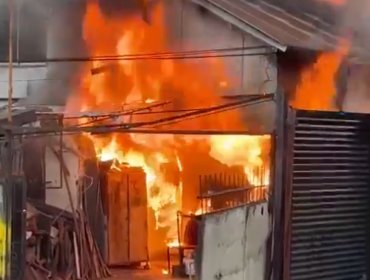 Cerro Esperanza: Bomberos de Valparaíso despacha seis carros para controlar incendio estructural