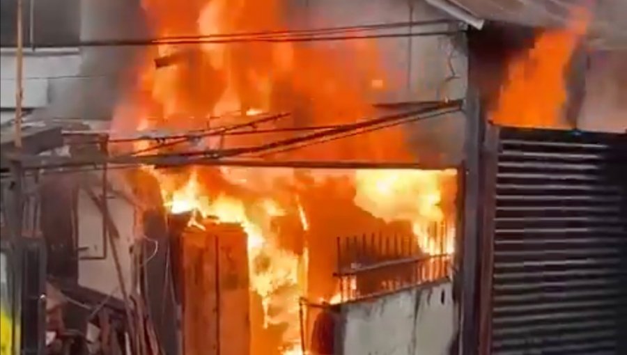 Cerro Esperanza: Bomberos de Valparaíso despacha seis carros para controlar incendio estructural