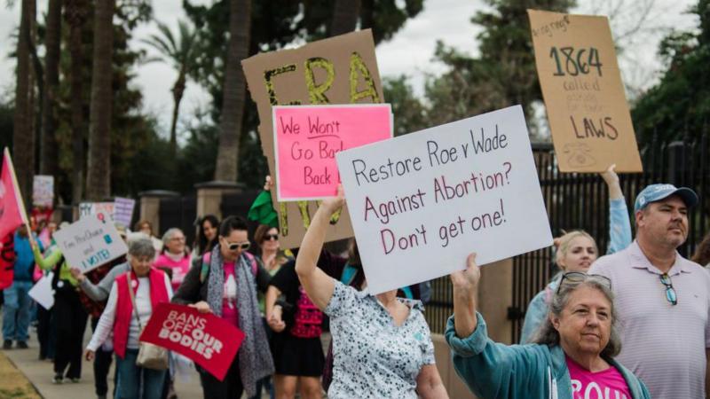 Corte Suprema de Arizona revive una ley de 1864 que prohíbe el aborto en casi todos los casos