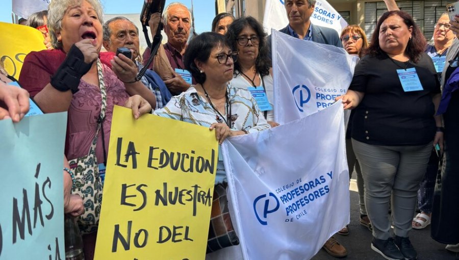 Apoderados anuncian recurso de protección contra paro de profesores que mantiene a 37 mil alumnos sin clases en Antofagasta