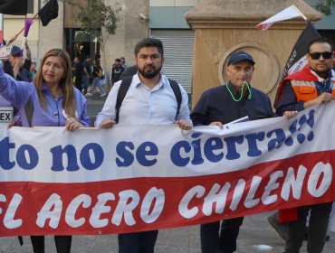 Trabajadores de siderúrgica Huachipato llegan a La Moneda para que se apliquen salvaguardas y se evite el cierre de la empresa