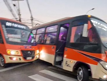 Choferes de transporte público se enfrascan en discusión y forcejean ante la presencia de pasajeros a bordo en Reñaca