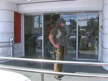 Solitario delincuente quita arma a guardia, asalta un banco y se retira caminando de la sucursal en Conchalí