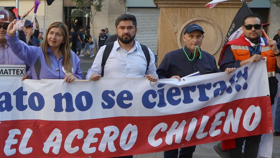 Trabajadores de siderúrgica Huachipato llegan a La Moneda para que se apliquen salvaguardas y se evite el cierre de la empresa