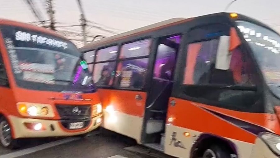 Choferes de transporte público se enfrascan en discusión y forcejean ante la presencia de pasajeros a bordo en Reñaca