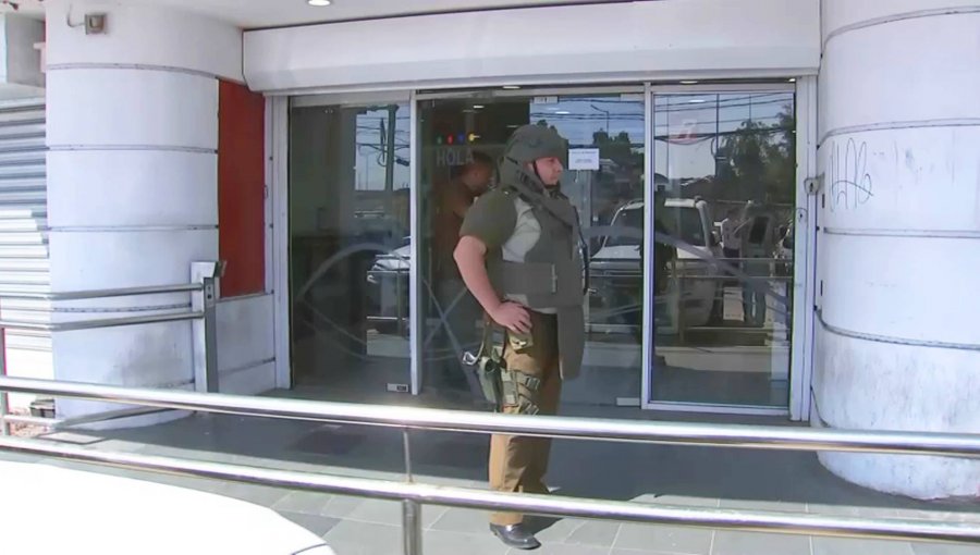 Solitario delincuente quita arma a guardia, asalta un banco y se retira caminando de la sucursal en Conchalí