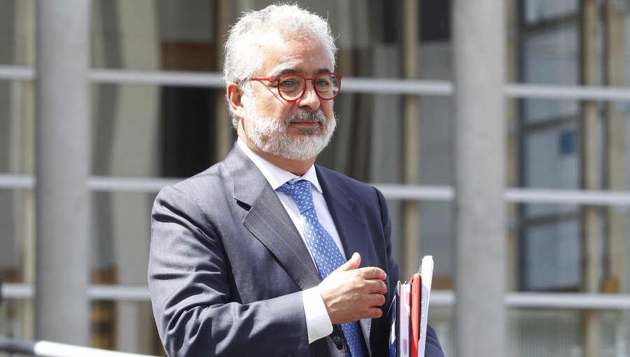 Unidad de Análisis Financiero revela traspasos por $4.370 millones al abogado Luis Hermosilla entre 2021 y 2023