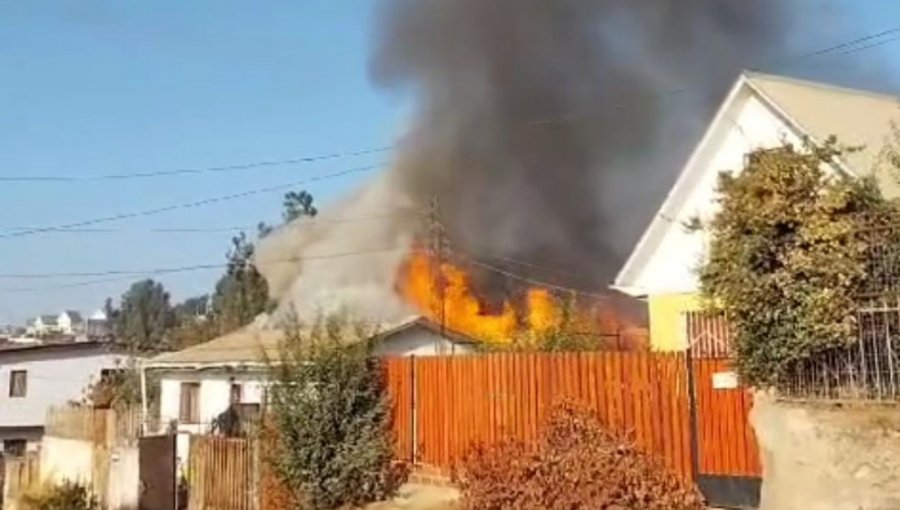 Incendio estructural con peligro de propagación amenaza a una vivienda en Quilpué