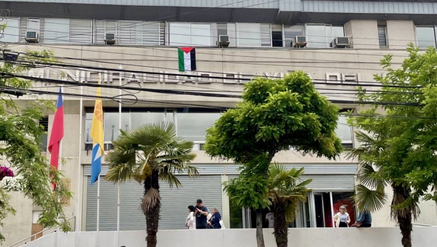 Contraloría ordena retirar bandera palestina instalada en el frontis del Municipio de Viña