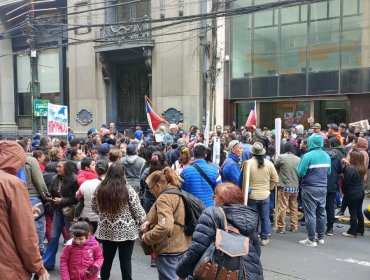 Miembros de la CUT realizaron multitudinaria protesta en las calles de Valparaíso que dejan un detenido