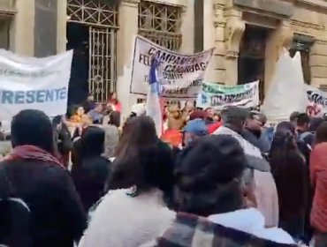 Manifestación de vecinos del campamento Felipe Camiroaga mantienen el tránsito interrumpido en Valparaíso