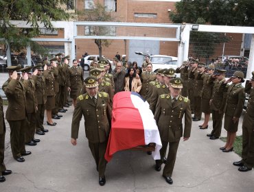 Presidente Boric asistió a velorio de teniente Sánchez en templo evangélico de Carabineros: expresó su pésame a la familia