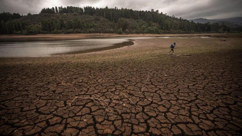 Las alarmantes imágenes que muestran los bajos niveles de los embalses de Bogotá por los que empiezan los racionamientos en la ciudad