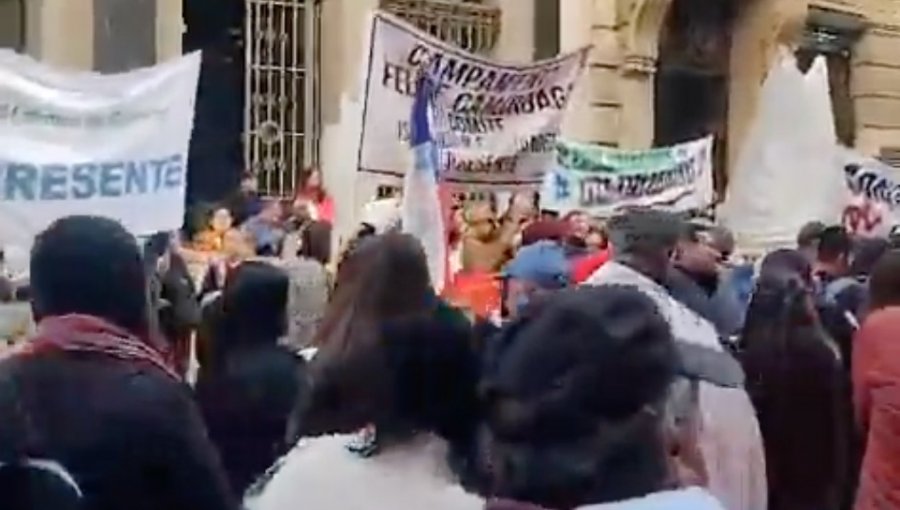 Manifestación de vecinos del campamento Felipe Camiroaga mantienen el tránsito interrumpido en Valparaíso
