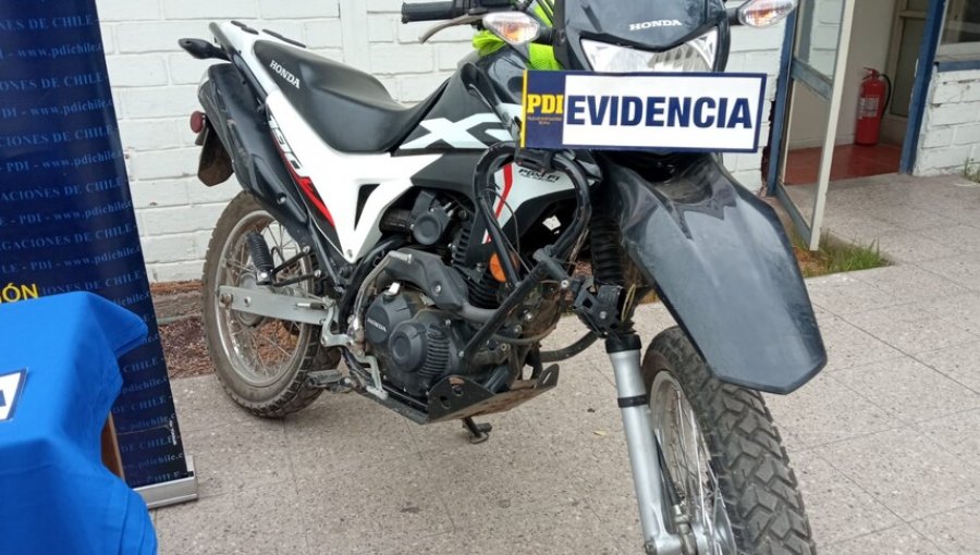 Detienen a motochorro venezolano que robaba celulares a peatones en Las Condes