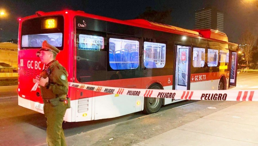 Estudiante universitario muere apuñalado durante asalto al interior de un bus RED en La Cisterna