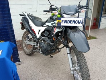 Detienen a motochorro venezolano que robaba celulares a peatones en Las Condes